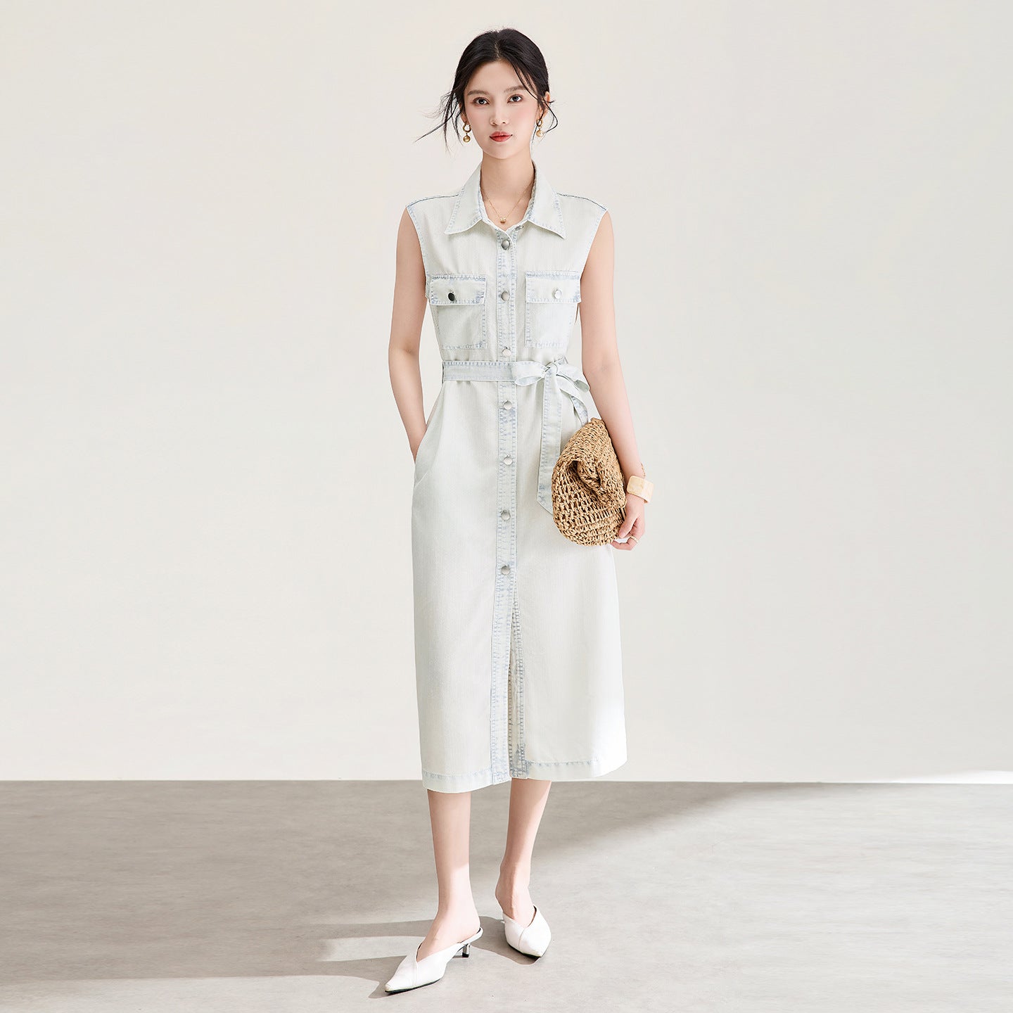 Slimming Design Sleeveless Denim Dress with Belt New Women's Fashion 25-29 Years Old Pure Color Commute Style A-Line Skirt