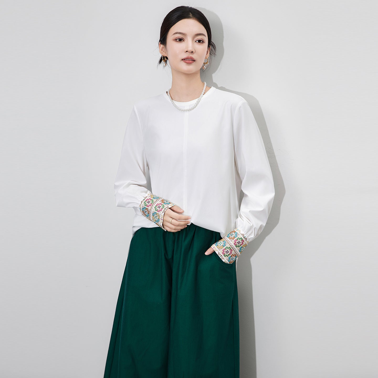 Spring/Summer Women's Fashion Stylish, Versatile, Delicate and Comfortable Round-neck Long-sleeved Women's Top