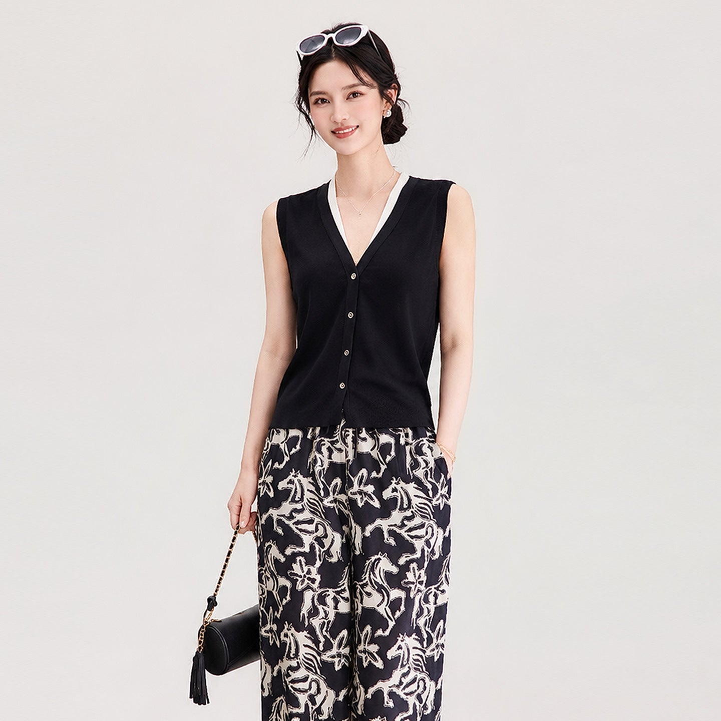 V-Neck Sleeveless Knitted Vest Pure Color Overhead Pearl Base Summer New Style Women's Fashion Soft Comfortable Knitwear