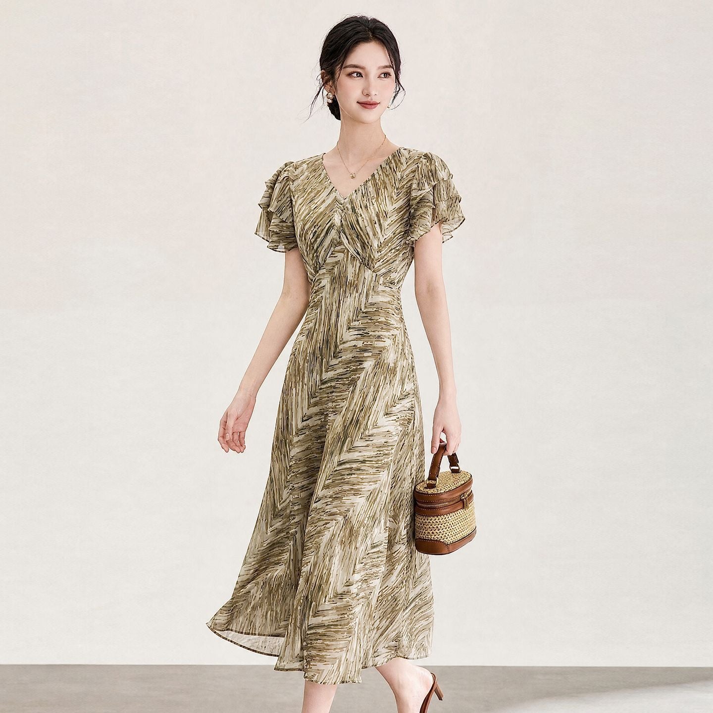 Summer New French Tea Dress Women's Slim Fit V-Neck Retro Floral Chiffon Dress with Slight Stretch and Waist Cinch Mid-Calf