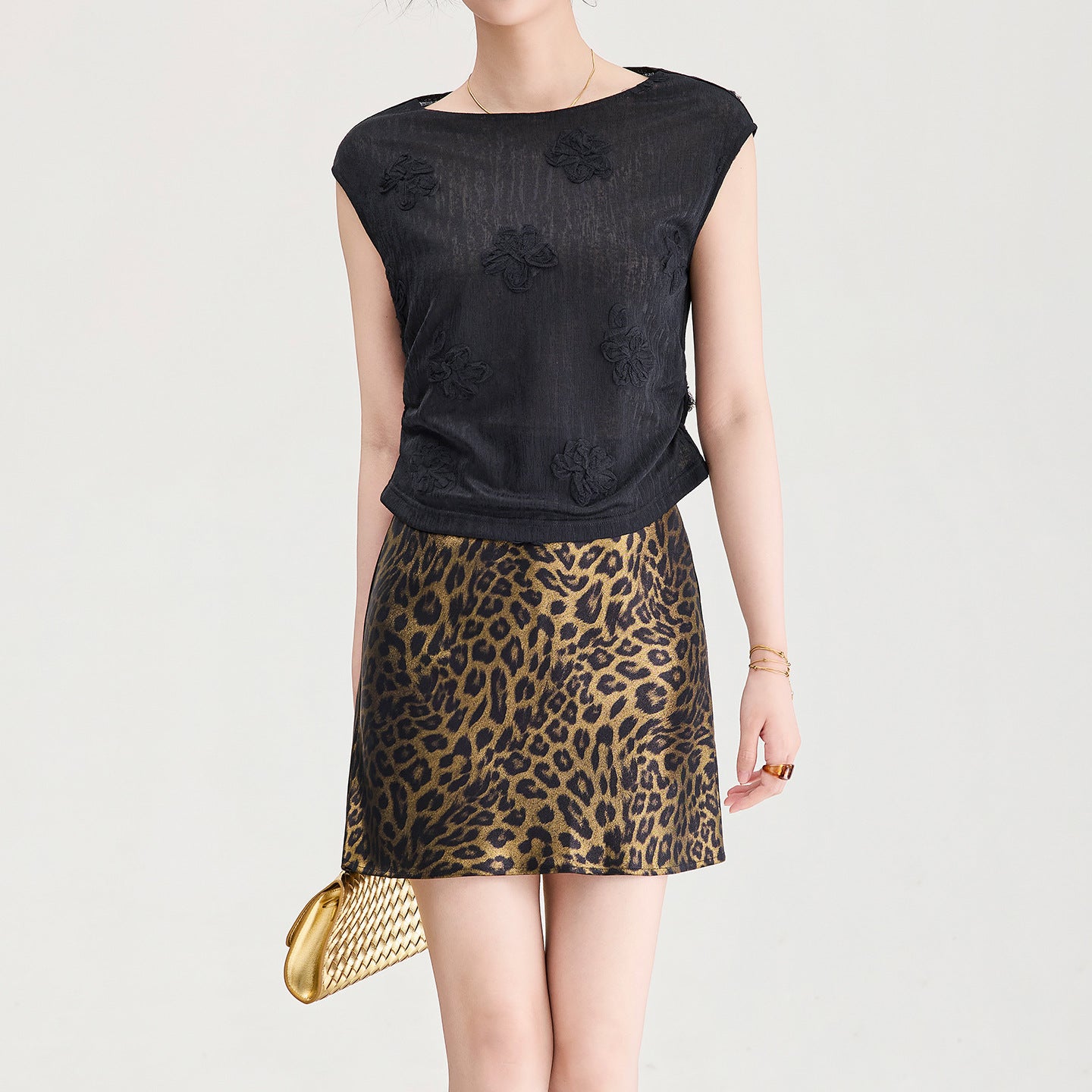 Women's Slimming Short Sleeve T-Shirt Floral Embroidery Inner Wear Casual Cotton Blend Fashionable Meat Concealing Top